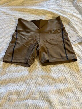 Athleta Interval Stash High Rise Tipped 5” Short Clay Navy Sz M NWT